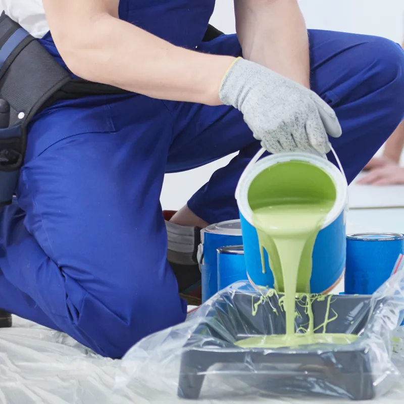 Peinture verte versée dans un bac