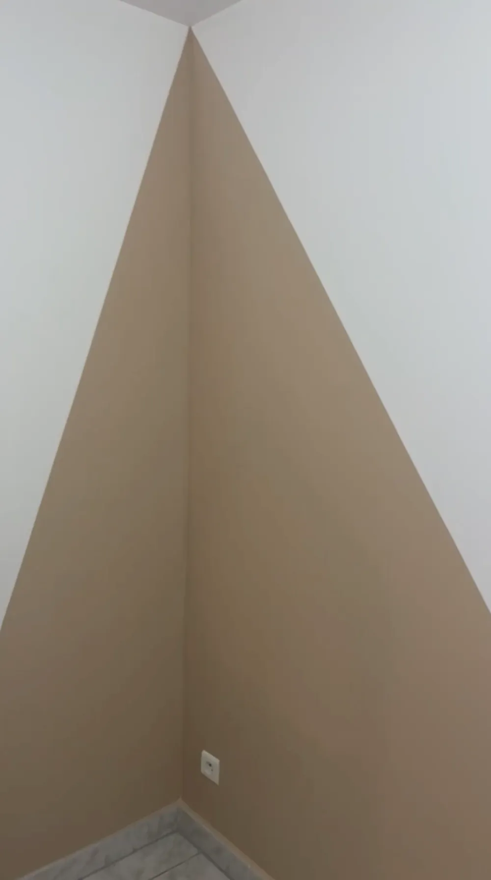 Mur avec peinture géométrique beige