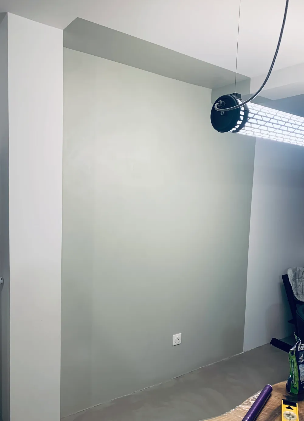 Mur avec peinture géométrique et luminaire