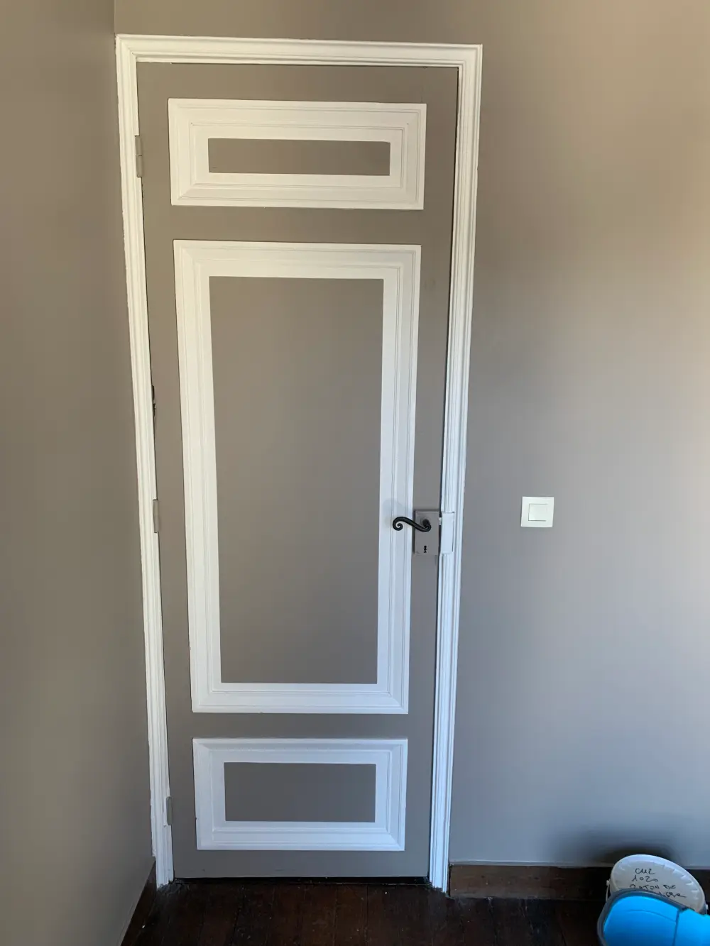 Porte avec peinture décorative