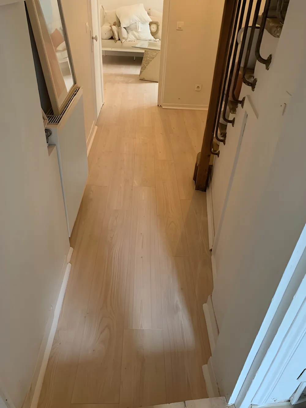 Couloir avec parquet stratifié clair
